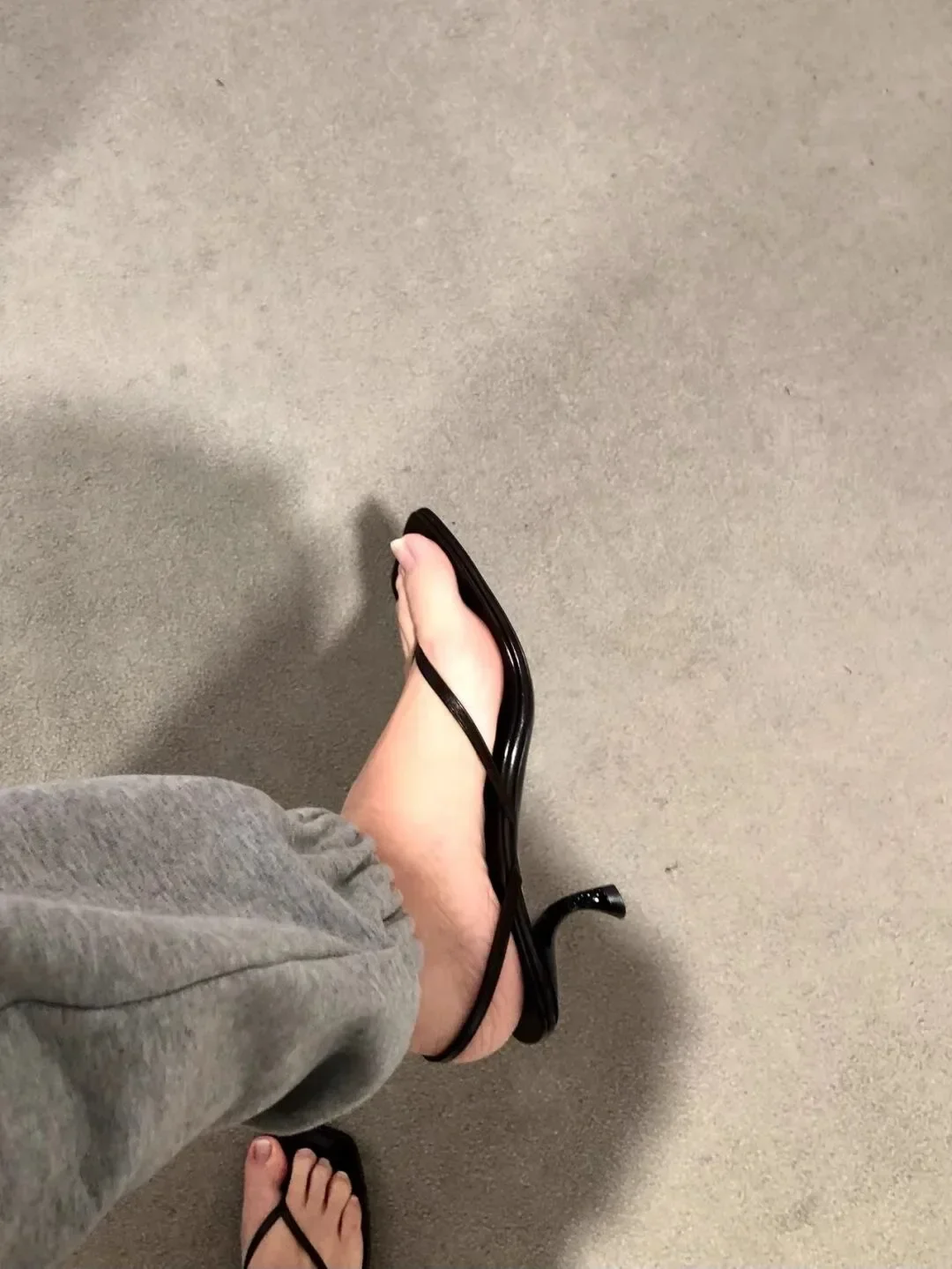 Retro Eckige Zehenpartie Clip-Toe Sandalen mit Kitten Heel und Rückenriemen in Braun, Schlichter Französischer Stil, Sexy Modische Damenschuhe für Sommer und Freizeit – Detail 3