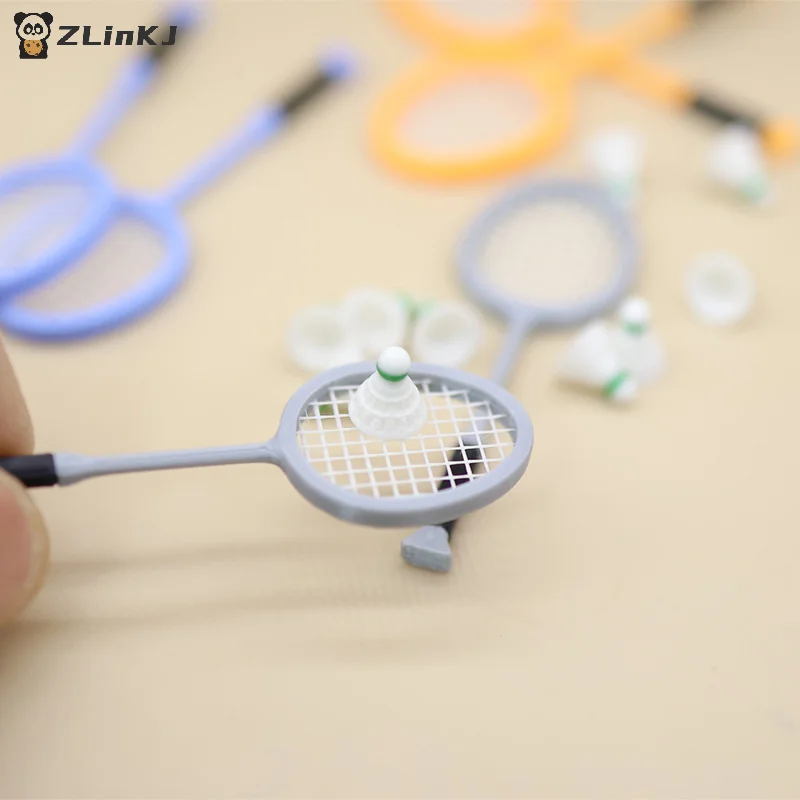 ▶ 1 par 1:12 casa de muñecas simulación Mini raqueta de bádminton conjunto casa de muñecas escena deportiva decoración casa de muñecas juguetes para juego de imitación