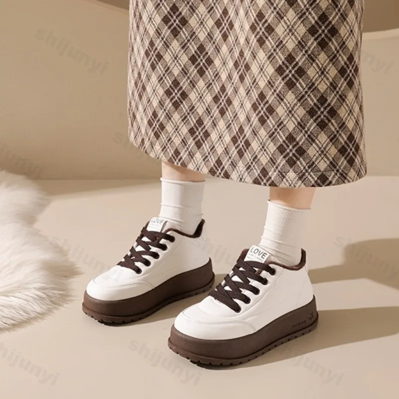 

2025 Winter Women's Retro Warm Plush Low Top Vulcanize Shoe Fashion Versatile Comfortable Velvet Non Slip Chunky Cotton Sneakers