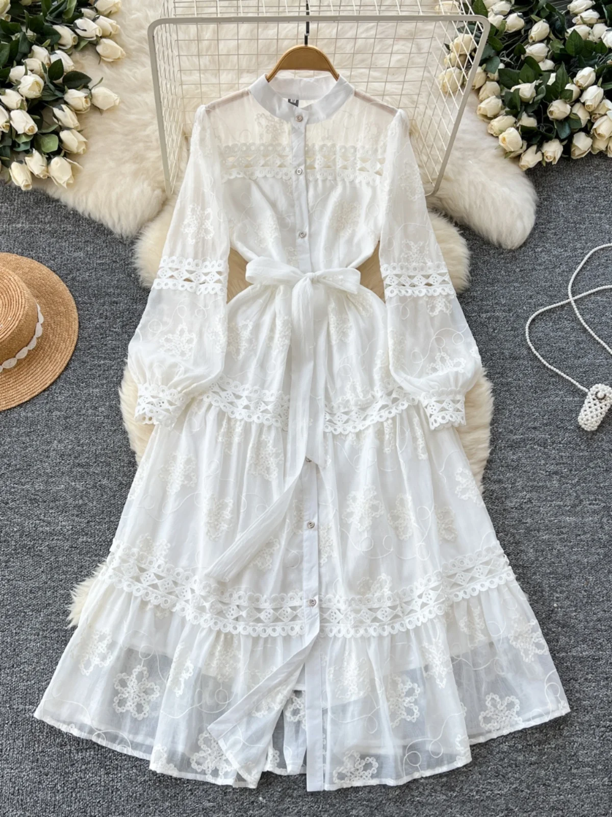 エレガントな宮廷風レディースロングドレス、透かし刺繍ベルト付き、秋冬新作、おしゃれなシングルボタンAラインドレス