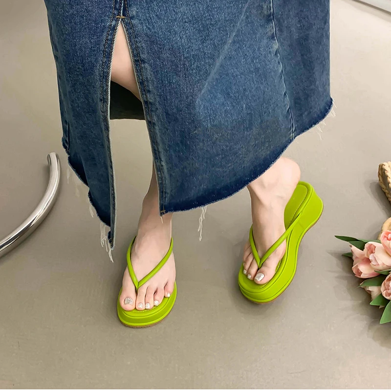 2024 New Flat with Women Slippers Fashion Slip on Open Toe Ladies Elgant Platform Non Slip Beach Slides Flip Flop