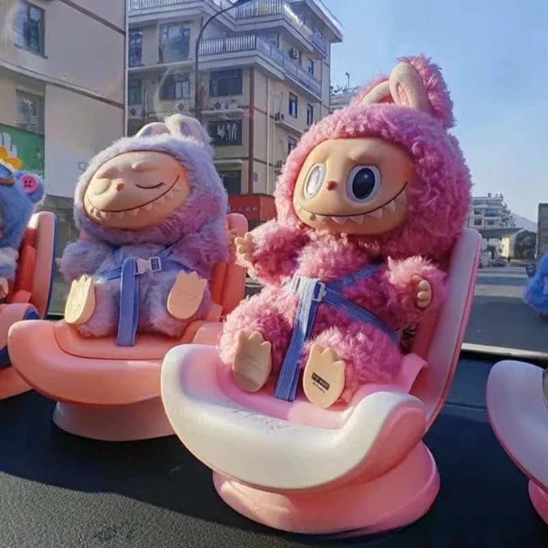 

Автомобильное кукольное безопасное сиденье для Labubu, мультяшное кресло, модель для Labubu, автомобильное сиденье, декор для куклы Labubu, интерьер автомобиля, Стайлинг