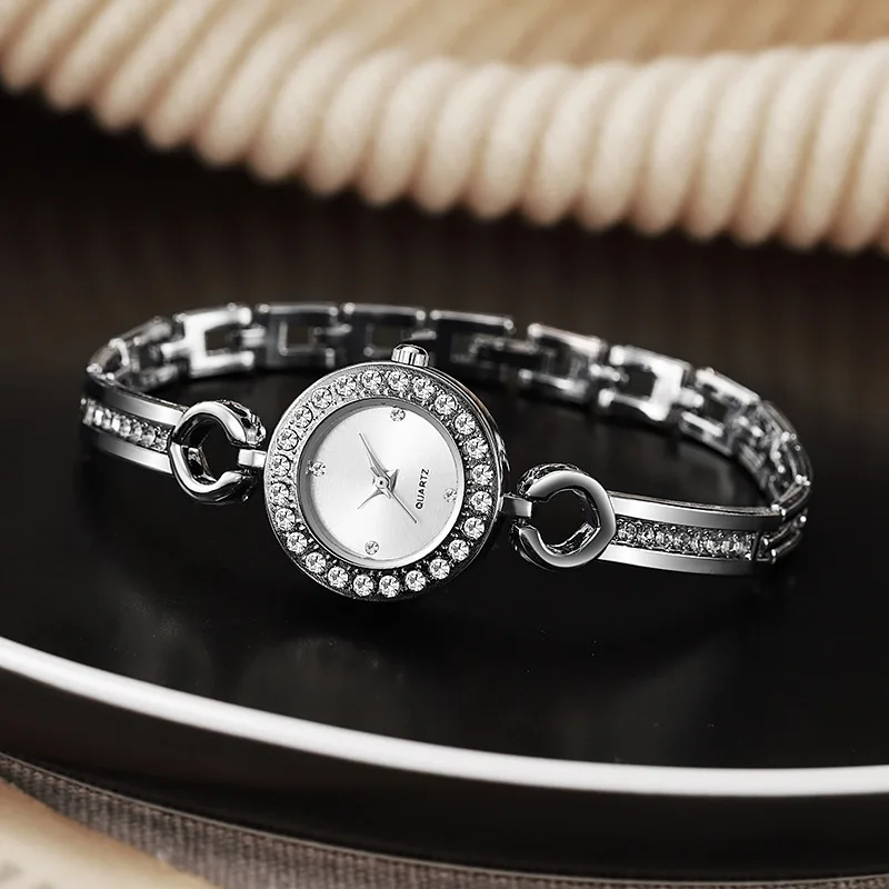 2025 نساء ساعات كلاسيكية عادية حزام جلد ساعة بسيطة السيدات الصغيرة الهاتفي كوارتز ساعات المعصم الفاخرة ساعة المعصم Reloj Mujer