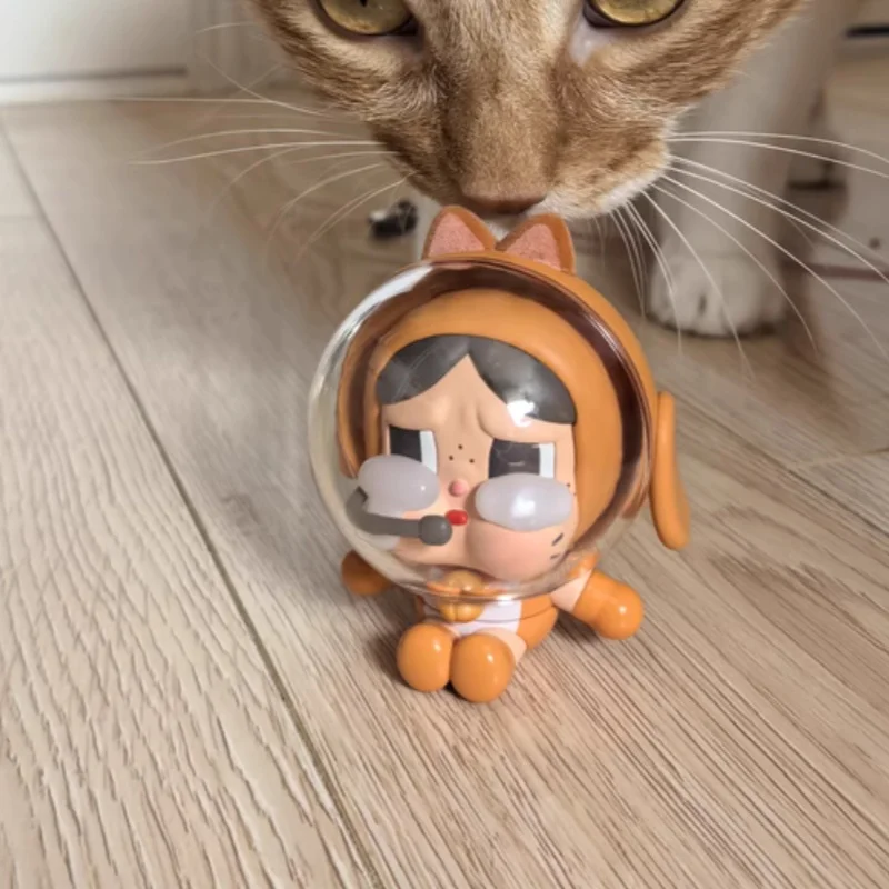 Echte Popmart Crybaby Space Cat Orange Figur Niedliche Puppe Trendiges Spielzeug Desktop Ornament Geburtstagsgeschenk Kawaii Modell Garage Kit
