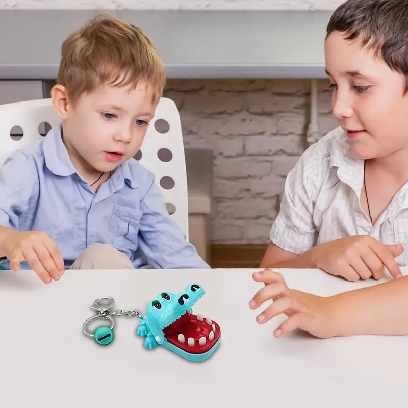 Porte-clés animal mordant le doigt pour filles, jouets interactifs, jouet crocodile à la main, gags intéressants, blague pratique