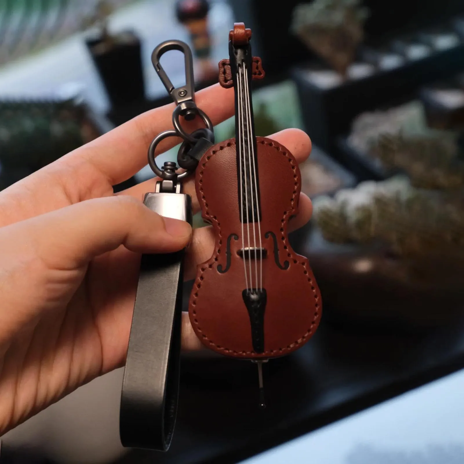 Kreativer Schlüsselanhänger aus PU-Leder für Gitarre und Violine, niedlicher Instrumenten-Schlüsselanhänger für Musikliebhaber, Anhänger, Schlüsselanhänger, Halter, Tasche, Dekoration, 4,5 x 12 cm