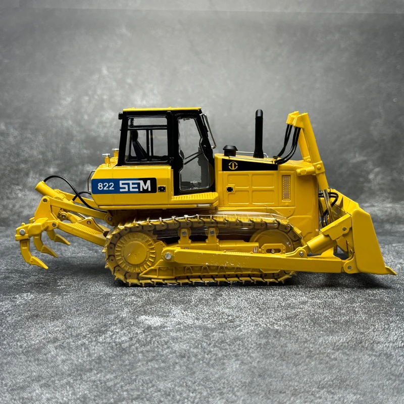 SHANTUI  1/35  SEM822 Mountain bulldozer mountain push mechanical alloy engineering car model static display birthday gift to fr