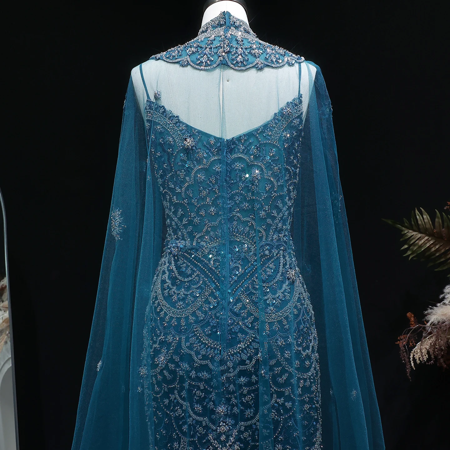 Sharon Said Luxuriöses Türkisfarbenes Abendkleid in Übergröße mit Cape-Ärmeln, Neckholder, Perlenbesatz, Dubai Arabisches Damen-Abendkleid SS028 Maßanfertigung – Detail 8
