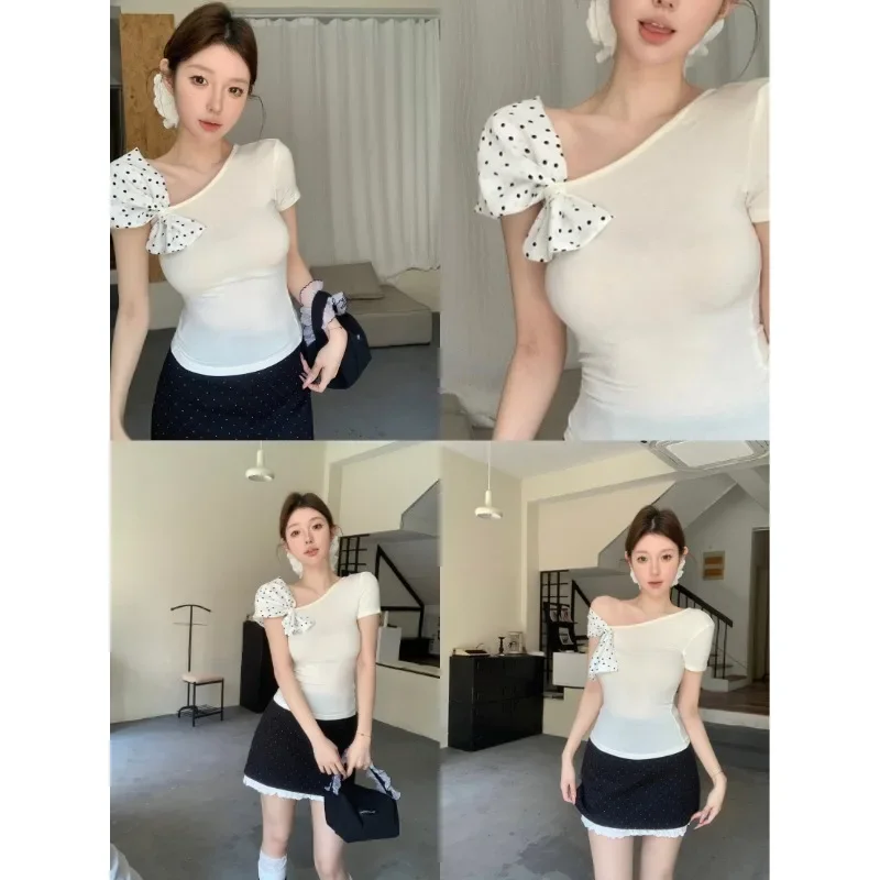 T-shirt a maniche corte con fiocco a pois da donna 2025 Estate Nuovo temperamento Spalla inclinata skinny Versatile pancia Chic Top
