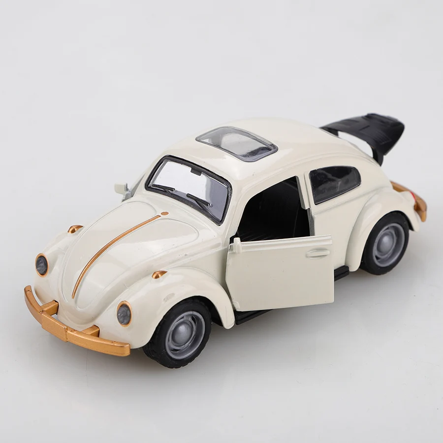 (Bagged) 1/36 scale antique-style Beetle pullback car, a boy's toy with three doors that can be opened, made of die-cast metal.