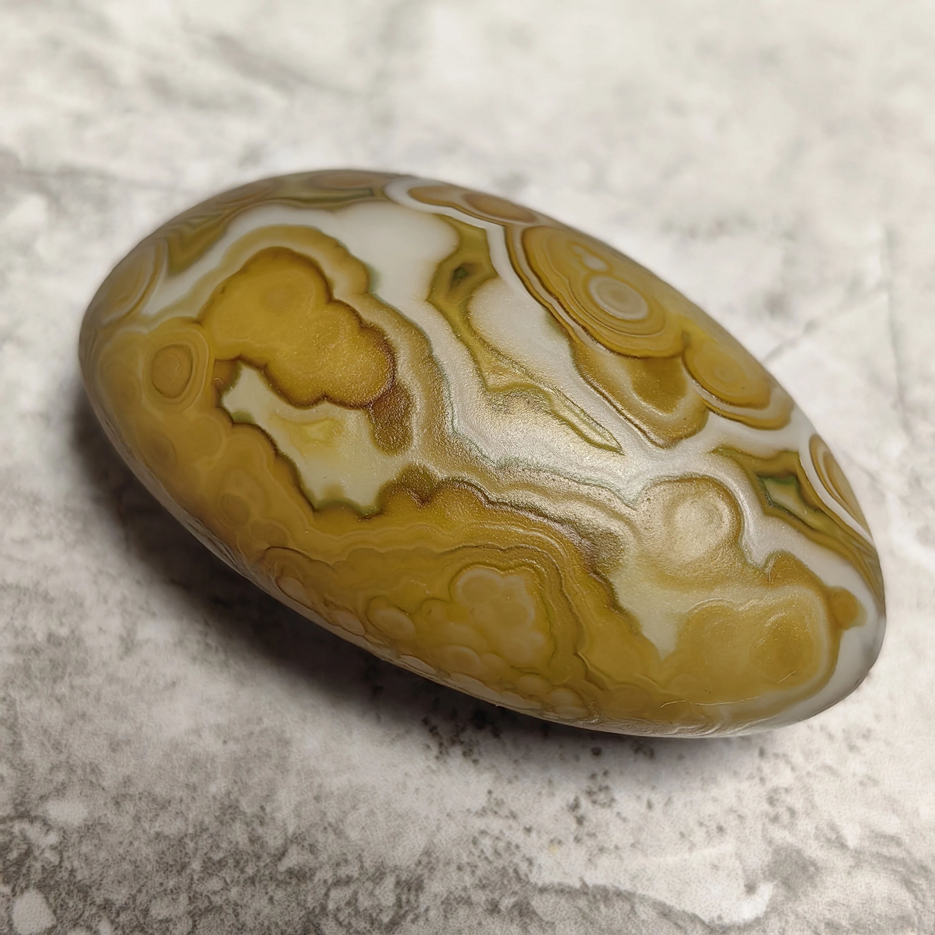 

Настоящий монгольский камень «Божественное око» – необработанный сардоникс для энергетических практик, балансировки чакр, привлечения удачи и защиты от негативной энергии.