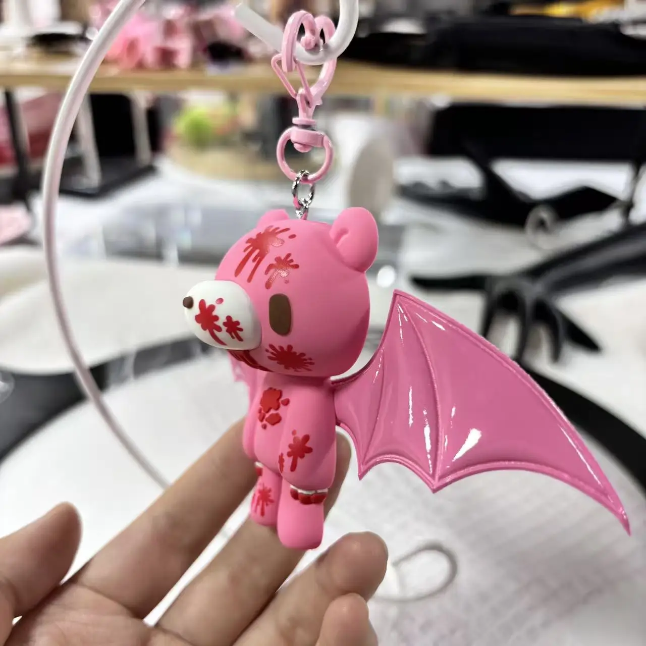 سلسلة مفاتيح فاخرة على شكل دب الخفافيش الداكن - مصنوعة بشكل رائع بتفاصيل دموية وأجنحة لامعة. #5