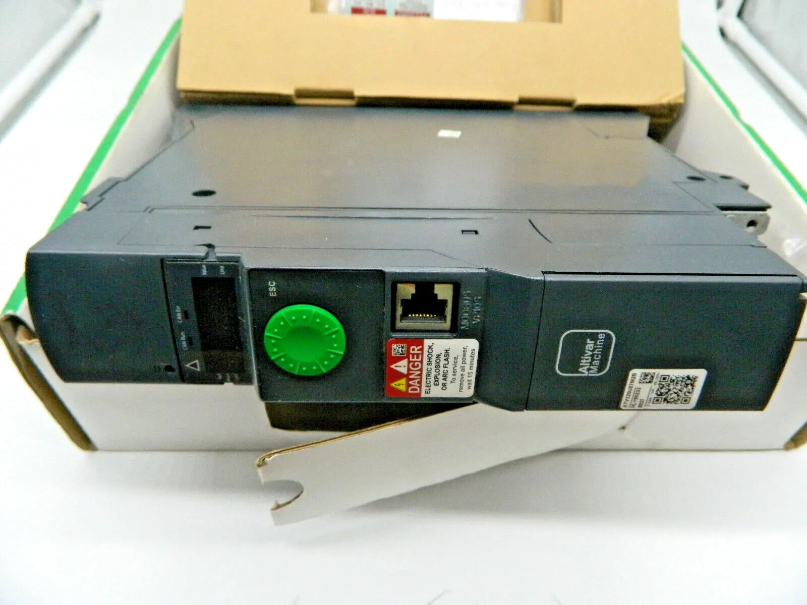 العلامة التجارية الجديدة ATV320U02M2B ATV320U04M2B ATV320U06M2B ATV320U07M2B ATV320U11M2B ATV320U22M2B ضمان لمدة سنة واحدة