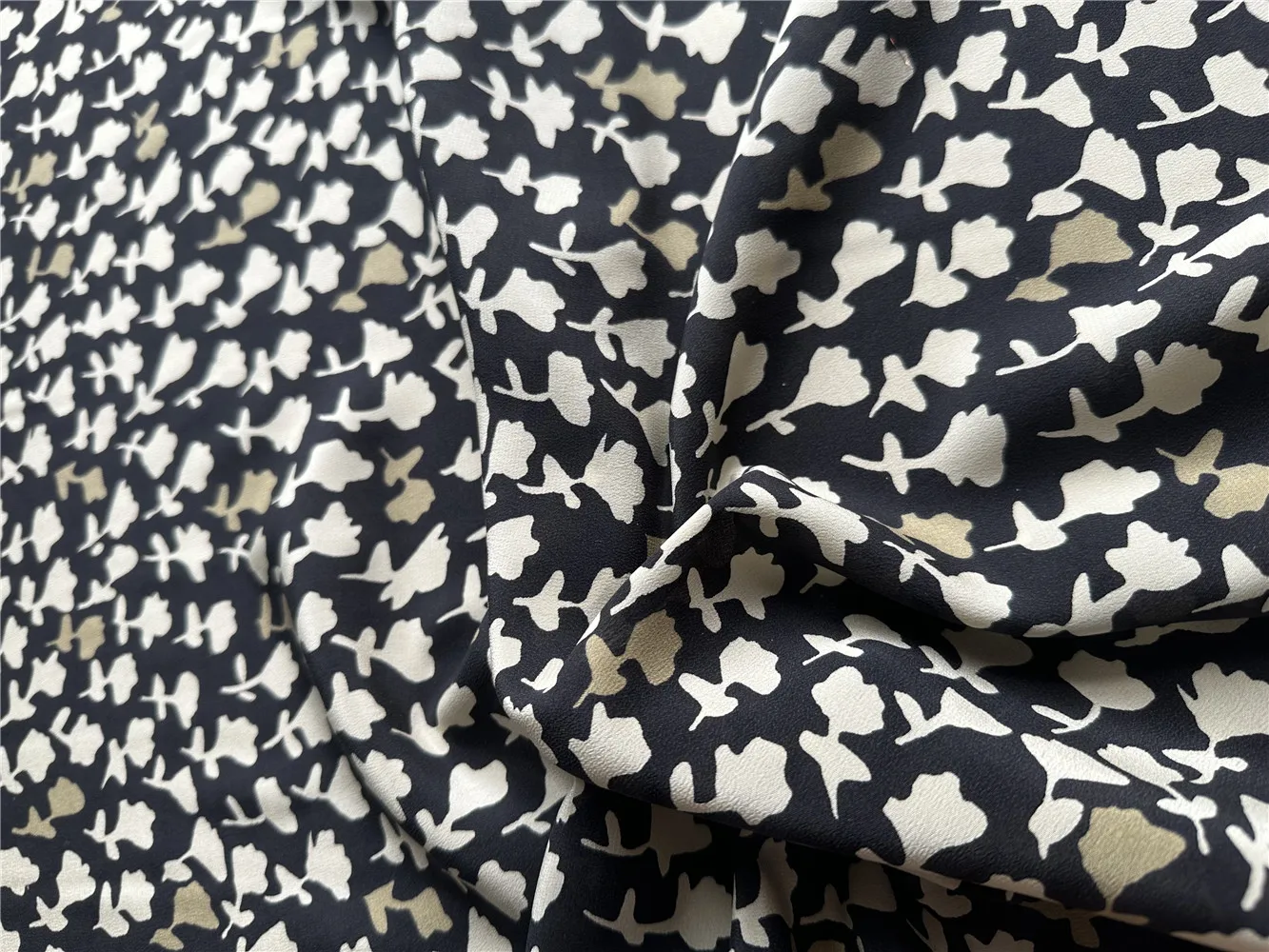 1 meter 100% Mulberry Silk 17 momme Crepe Silk Fabric Black Floral Printed 136cm 53.5