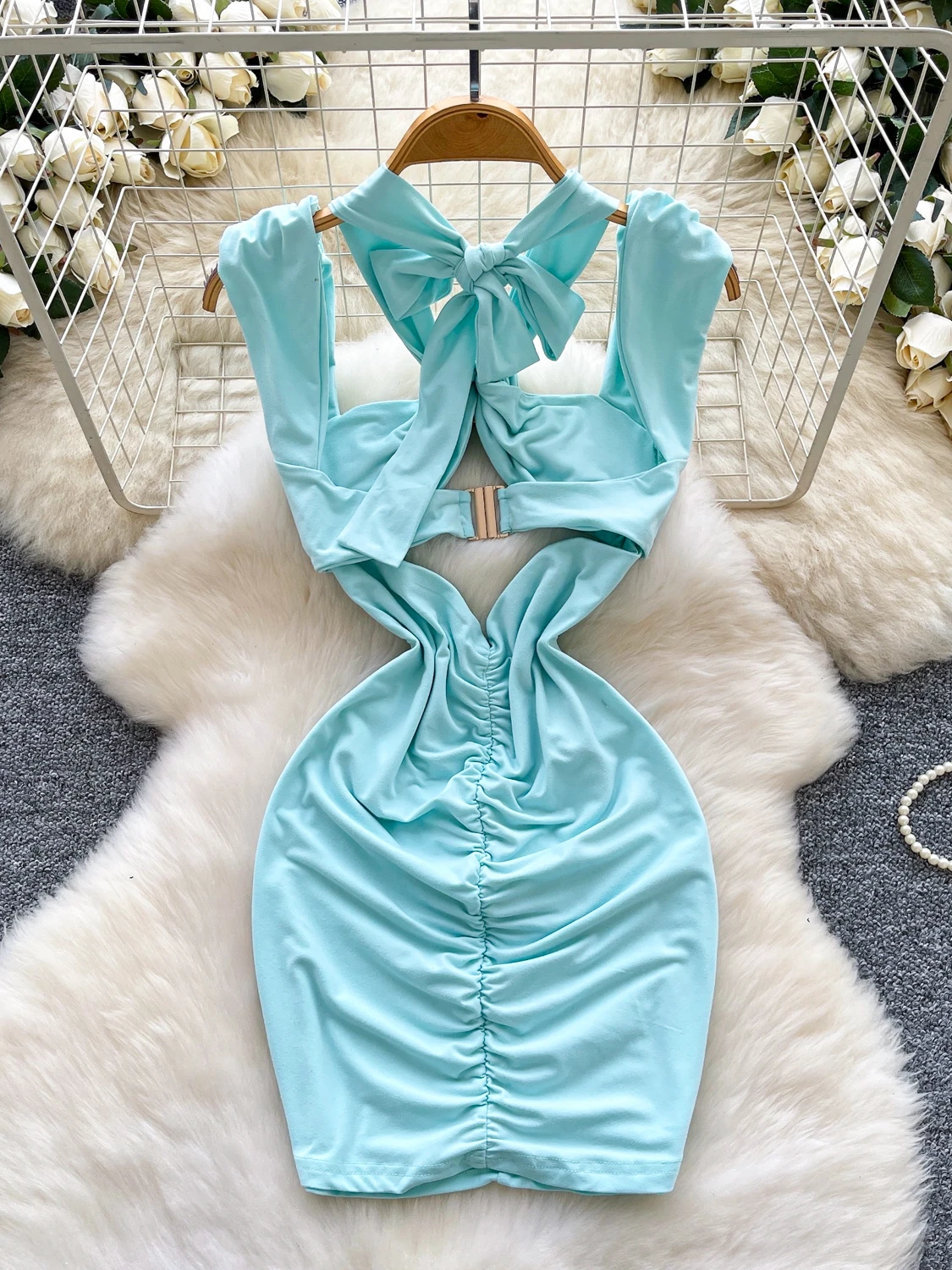 Foamlina Sexy Bottoni in metallo blu Halter Mini abito sexy Donna Estate calda senza maniche Backless Cut Out Slim Fit Abito da club increspato