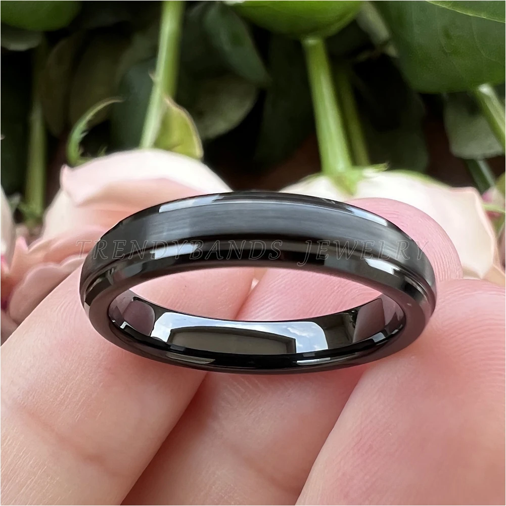 4 mm schwarzer Damen- und Herrenschmuck, Wolframkarbid-Ring, Ehering mit abgestuften, abgeschrägten Kanten, gebürstete Oberfläche, bequeme Passform – Detail 1