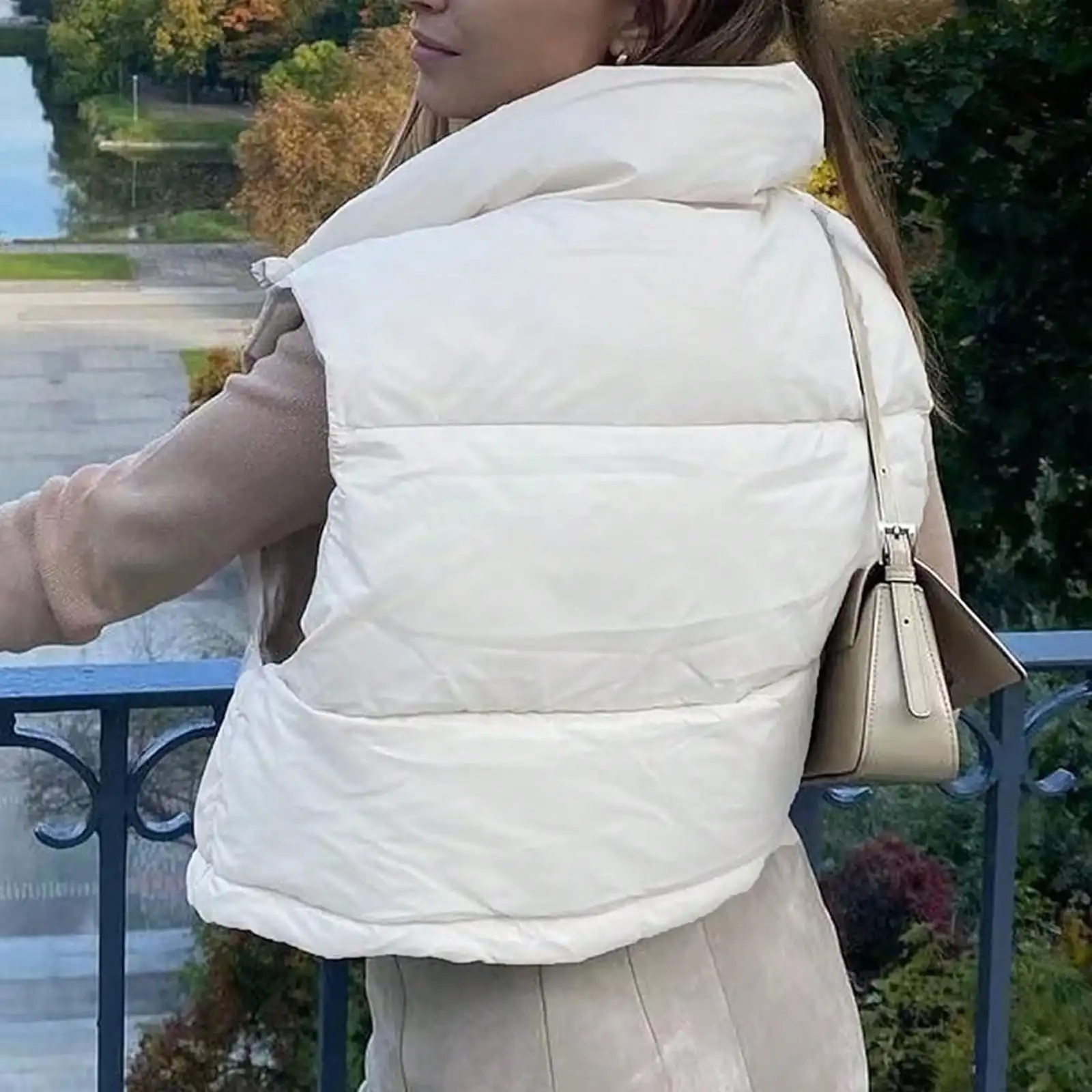 Wit cropped puffervest voor dames met opstaande kraag, ritssluiting aan de voorkant, lichtgewicht mouwloos bomberjack voor casual winterkleding