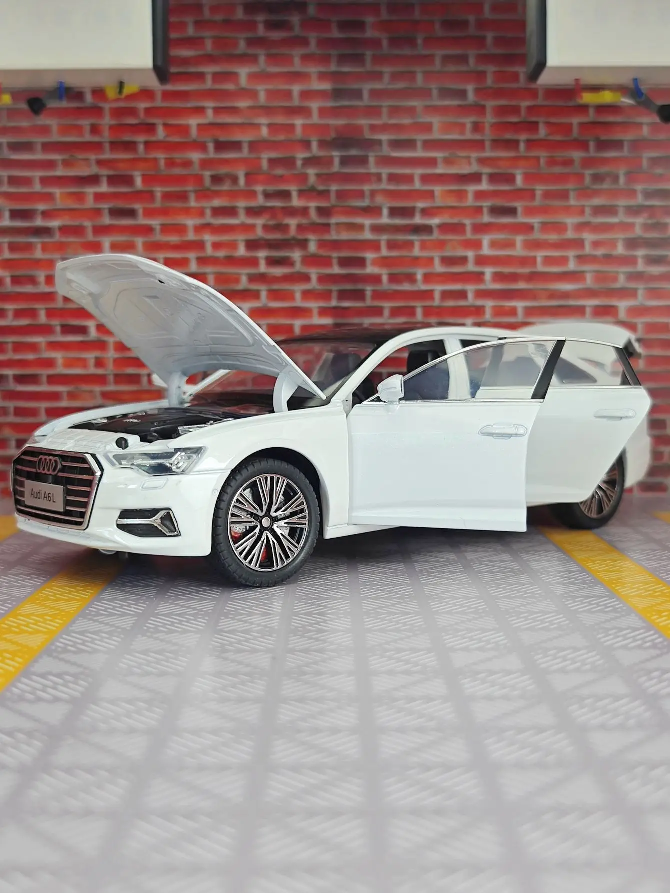Simulación 1:24, adorno de modelo de coche de aleación Audi A6L, puertas y capó de motor, el maletero se puede abrir, decoración de regalos con sonido y luz