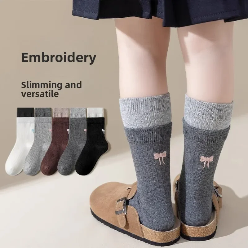 5 أزواج من الجوارب القطنية للأطفال ذات اللون الداكن لمنتصف الساق للجنسين للأولاد والبنات تمتص العرق ومضاد للرائحة جوارب مدرسية لجميع المواسم