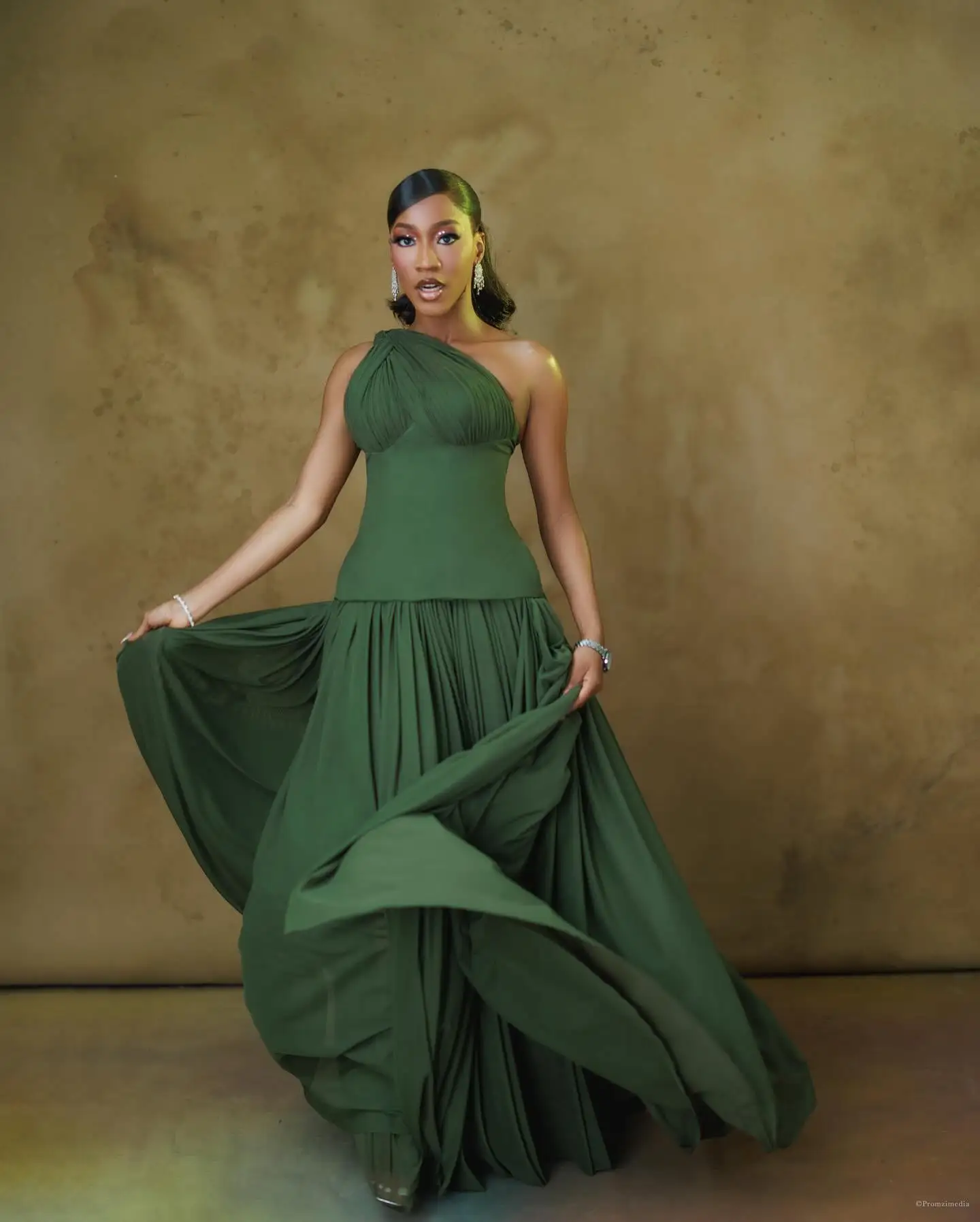 فستان أنيق بكتف واحد طويل أخضر للحفلات الراقصة بالإضافة إلى حجم ثوب مسائي رسمي مطوي تنورة عالية الخصر من الشيفون فستان كوكتيل ماكسي