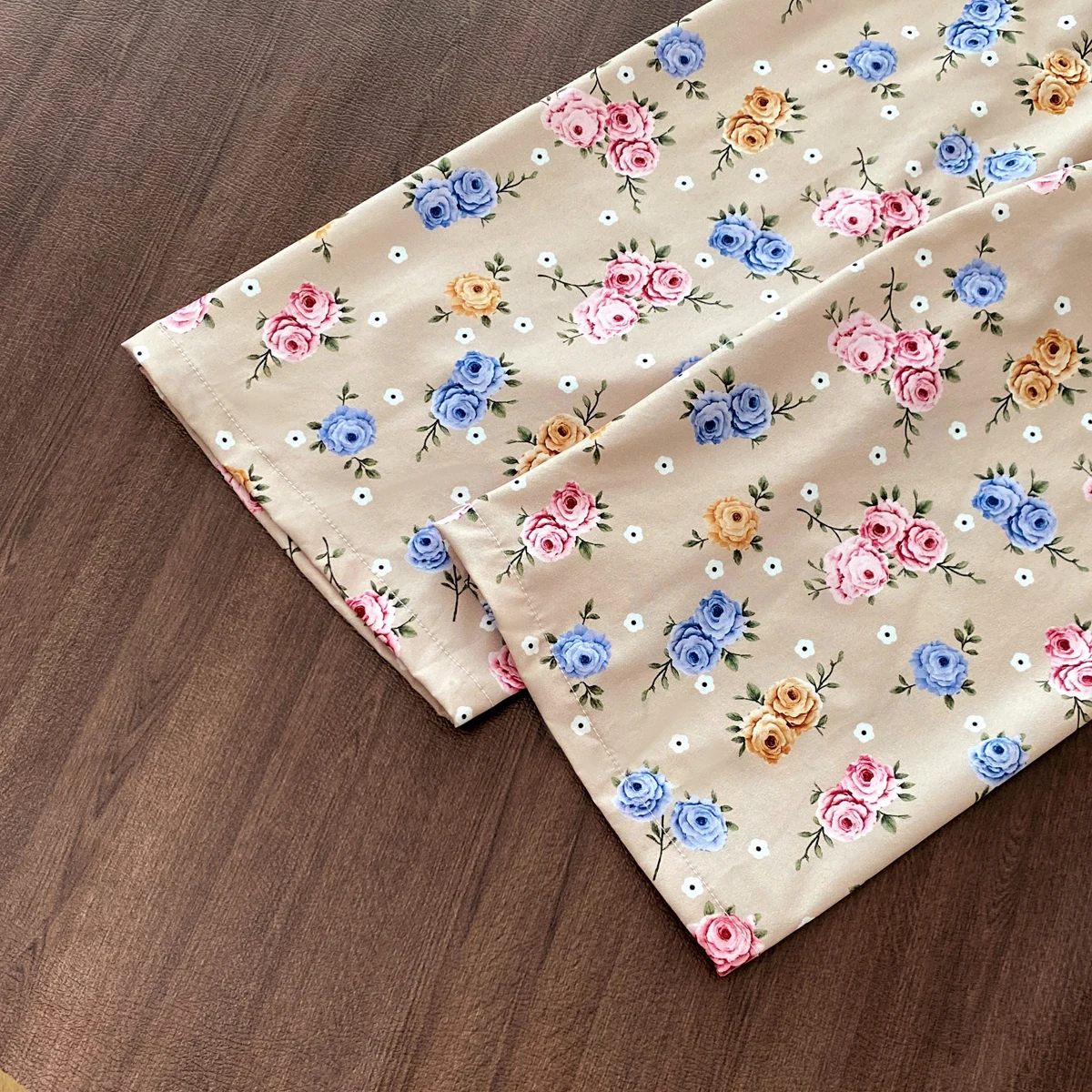 Herbstliche Mädchen-Kleidungssets mit Schleife am Rücken, Spitzenbesatz am Saum, Rückenfreiem Blumenmuster-Oberteil mit Langen Ärmeln und Lässiger Weitbeiniger Hose, 2-teilig – Detail 7
