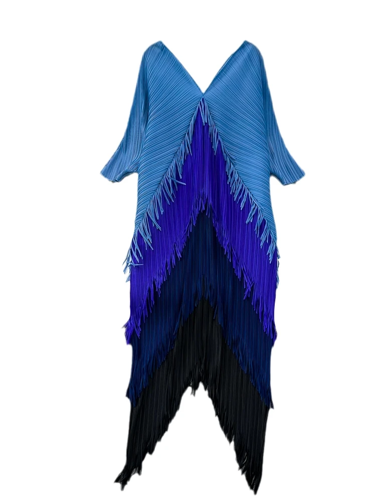 فستان أنيق بأكمام طويلة ورقبة على شكل حرف V وظهر مفتوح مع شراشيب متدرجة اللون وتصميم غير متماثل على الطراز الكوري، بحافة مطوي...