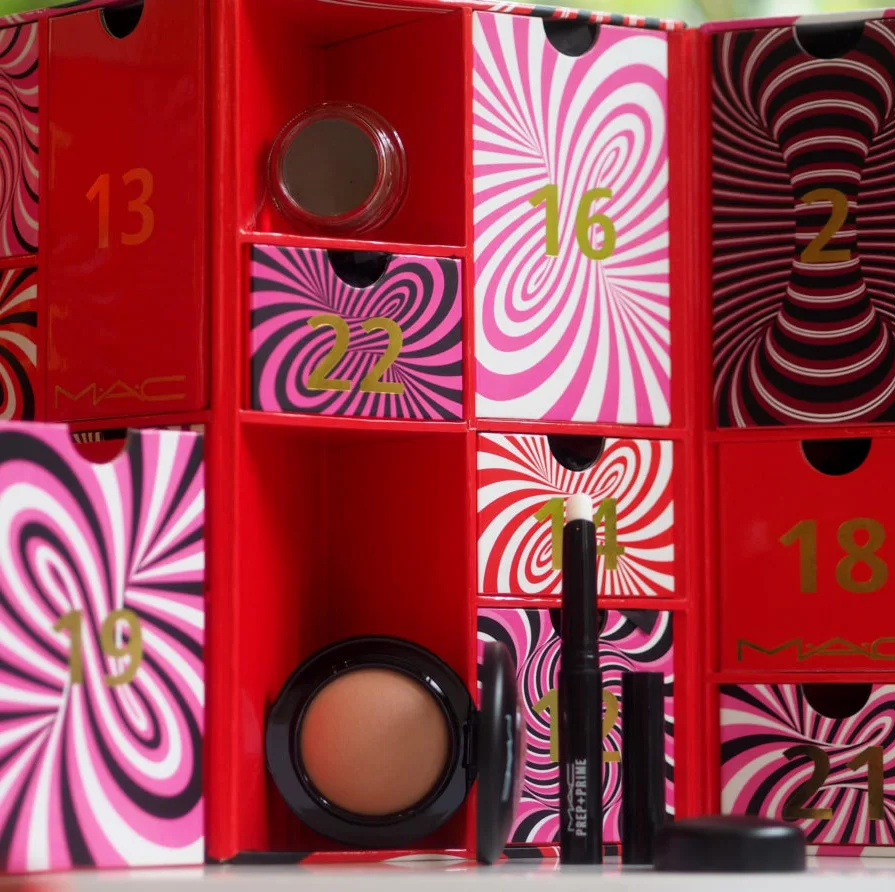 กล่องปฏิทินนับถอยหลังความงามแบบกำหนดเอง กล่องกระดาษแข็งแบบลิ้นชัก 12/24/25 ช่อง สำหรับขายส่งเครื่องสำอาง