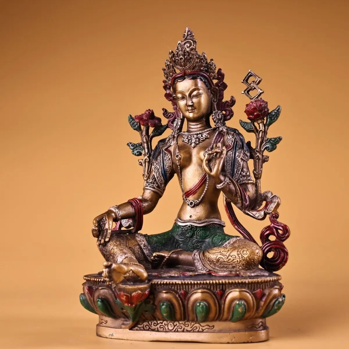 Treasures, old collections, pure copper chisel engraving, painted gold-painted green Tara, weighing 60 grams, 21 cm high and 13C