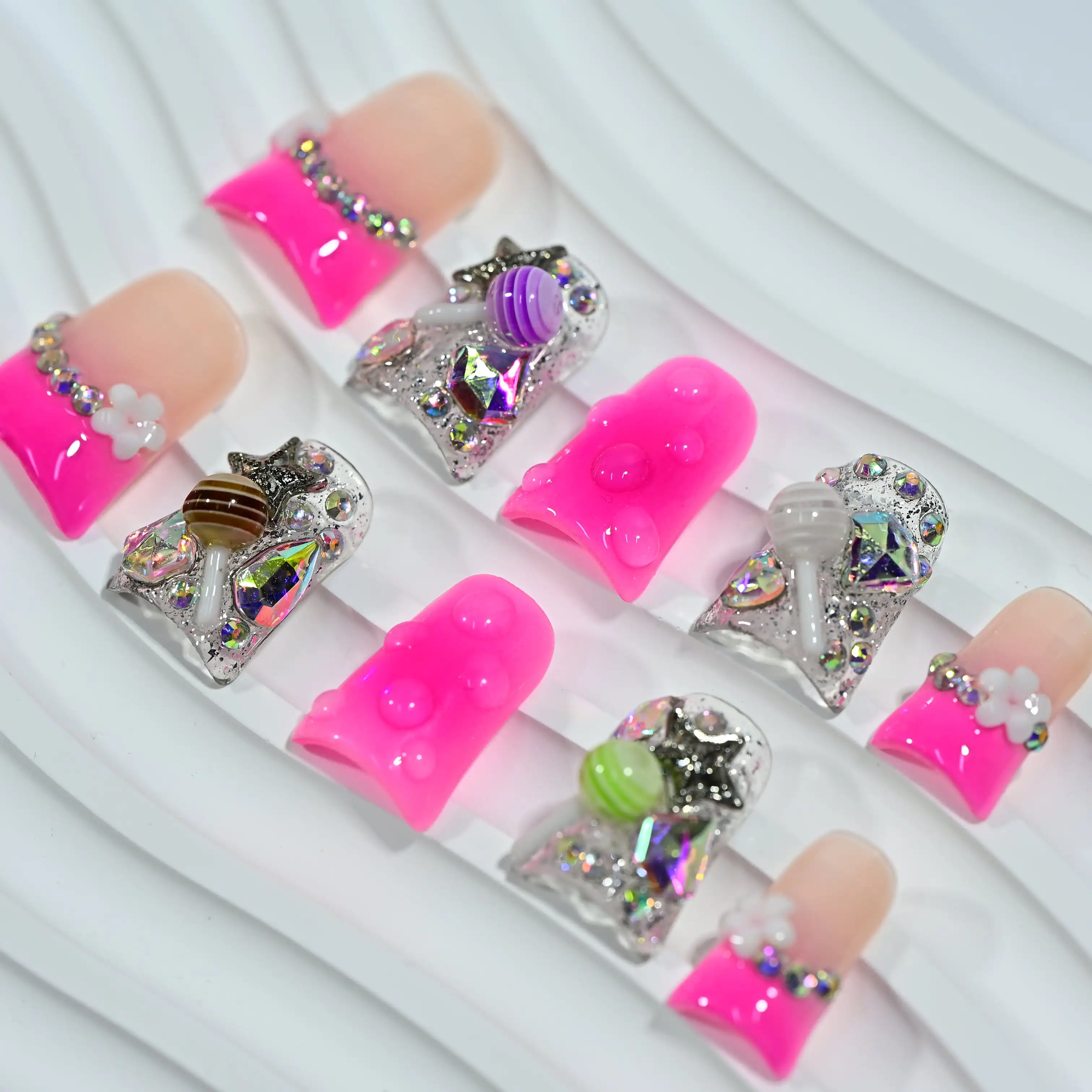 Handgefertigte fluoreszierende rosa Nägel zum Aufdrücken, glitzernde 3D-Dekor im Strass- und Bonbonstil, edgy Y2K-ästhetische wiederverwendbare Nägel zum Aufkleben