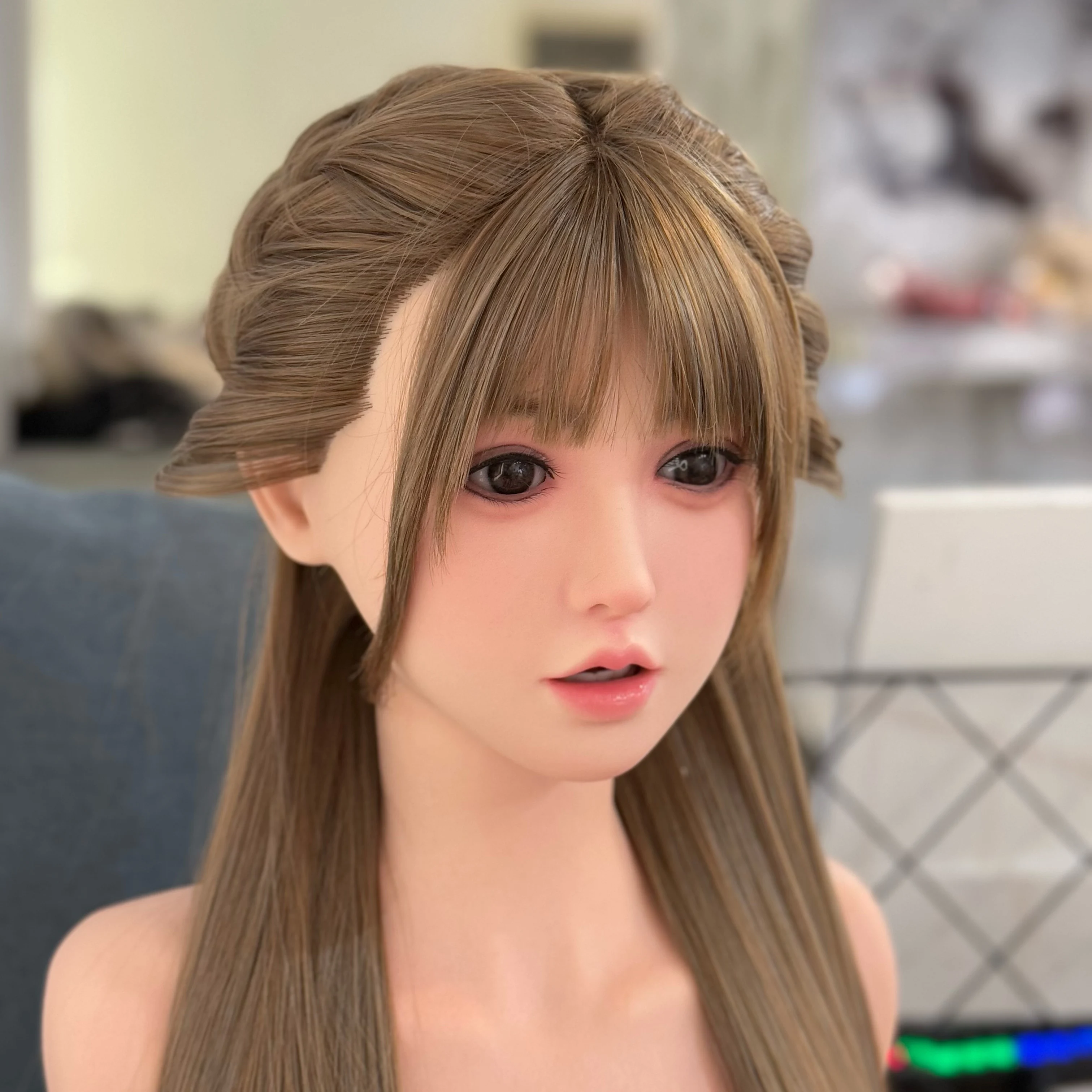 يمكن تسريحة الشعر السيليكون الجديدة فتح فمها، مما يزيد من سحرًا لطيفًا وأنيقًا. مع مظهر مكياج رقيق، إنه لطيف جدًا