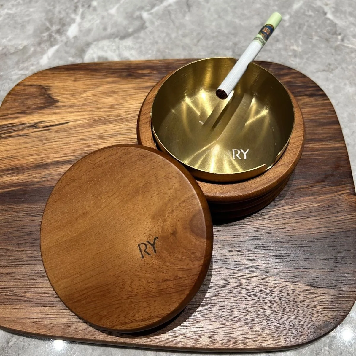 

New Luxury Solid Wood with Lid Ashtray Fashion Stainless Steel Windproof Ash Tray for Bar Office Home Decoration Accessories