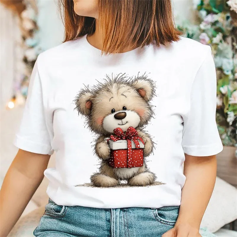 Modna koszulka damska z nadrukiem, świąteczny wzór z misiem, regularny krój, biała koszulka codzienna, urocza koszulka na Nowy Rok.