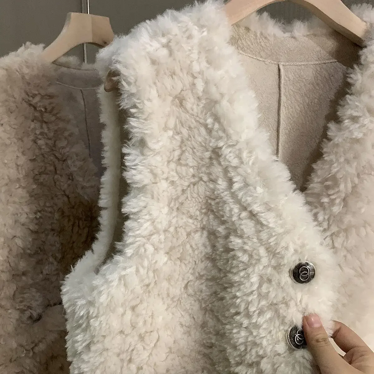 2024 New Women's Lambswool Vest - Stylish and Versatile Shearling Thick Outerwear Jacket for Fall and Winter Collection