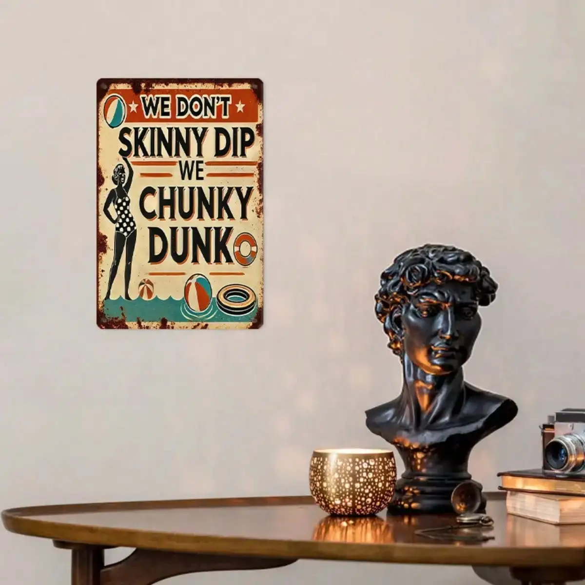 قطعة واحدة من لافتة القصدير المضحكة لحمام السباحة - We Chunky Dunk Retro Biker Art، ديكور جداري مضحك، ديكور بجانب حمام السباحة/الصيف، 8 × 12 بوصة/20 × 30 سم