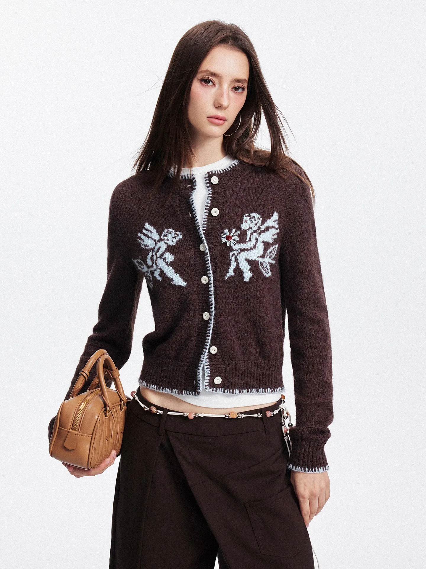 

Зимний модный комплект для женщин: свитер с принтом в горошек, джинсы с принтом зебры, укороченный кардиган для повседневной носки.