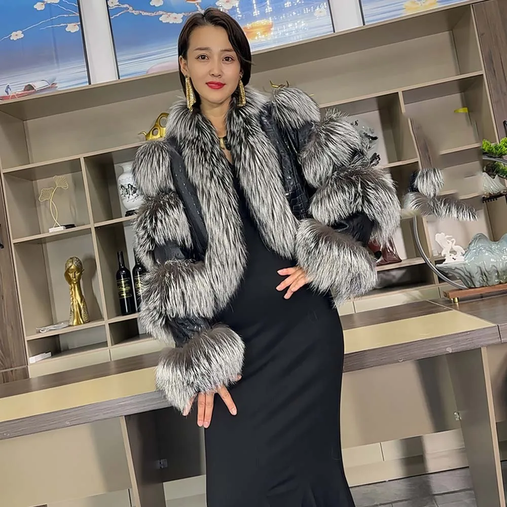 

2025Новый стиль, цельный женский короткий зимний пуховик из натурального лисьего меха с длинными рукавами и мехом