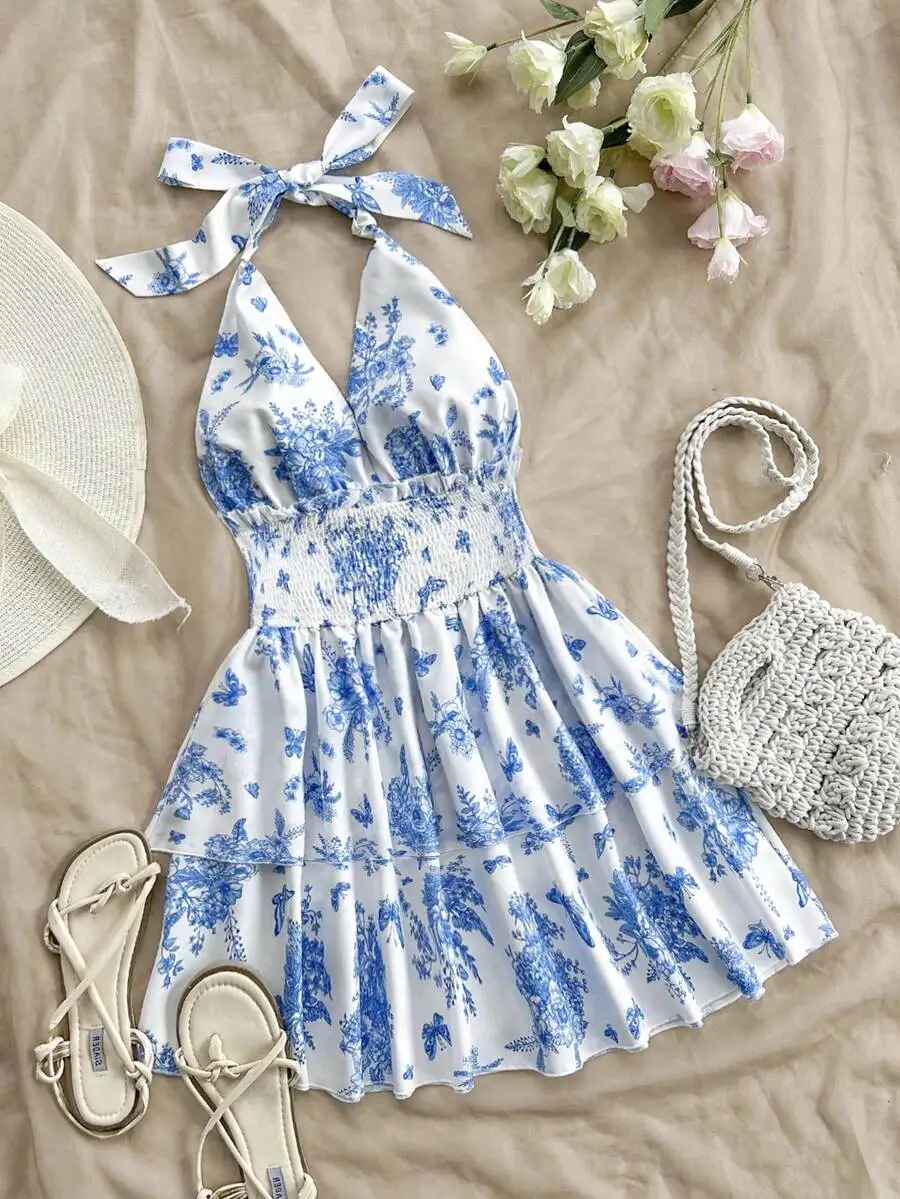 

Синее платье А-силуэта с цветочным принтом, вырезом халтер, присборенной талией и многоярусной юбкой