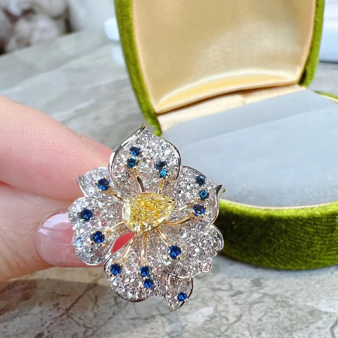 New Luxury Yellow Blue White AAA Zircon Flower Wedding Engagement Woman Ring Prom Party Fashion Jewelry Girlfriend Gift D1560