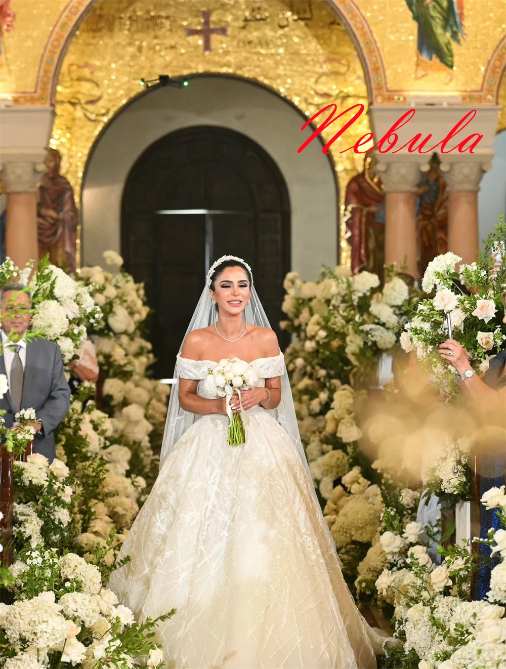 تخصيص فستان الزفاف الأبيض تول مزاجه حمالة قبالة الكتف قصيرة الأكمام أثواب الزفاف فستان قطار مصلى