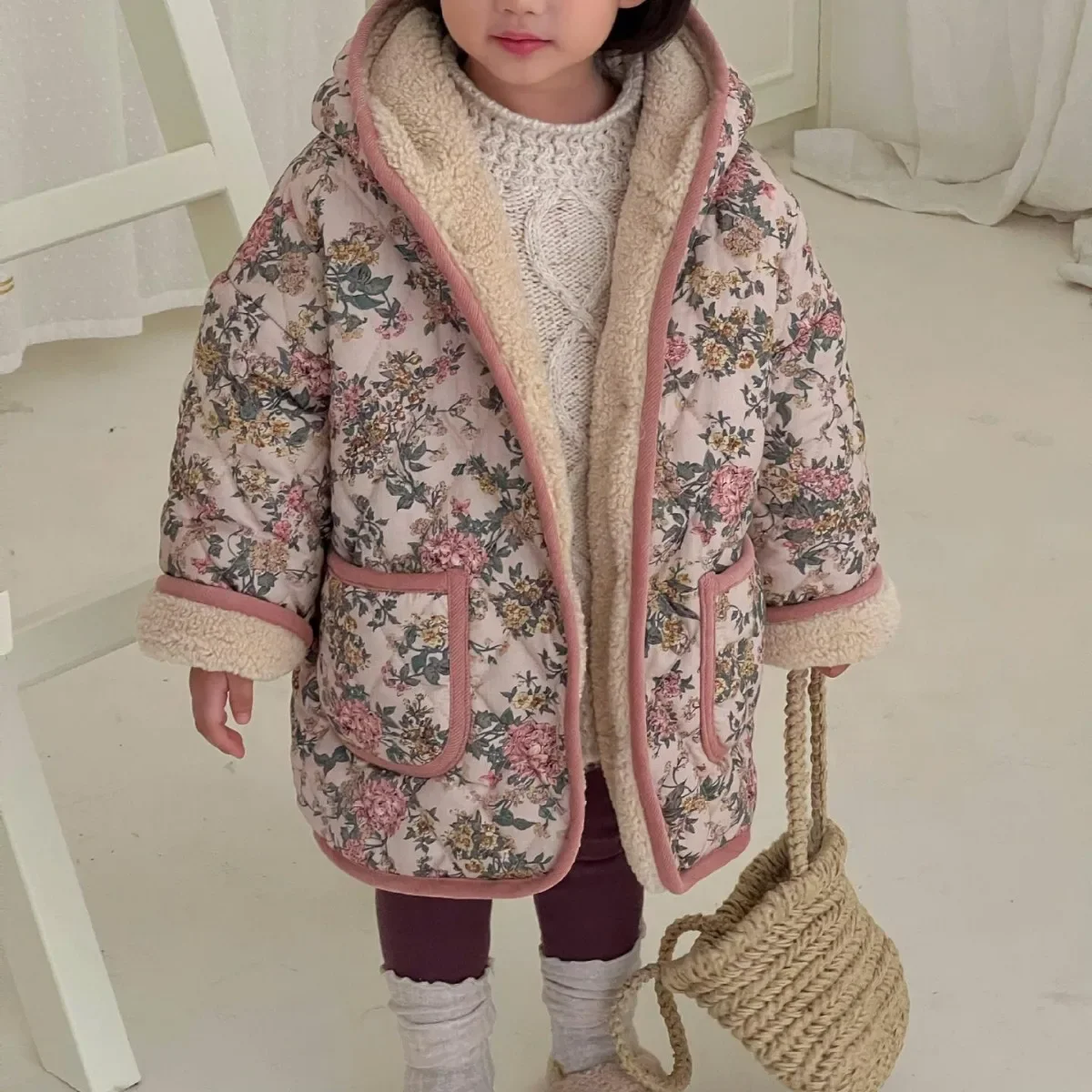 

Outerwear Korean Childrens Clothing Winter New Girls Coat Korean Flower Cotton Clothes Cap 2023 Warm Printing Lamb Cashmere