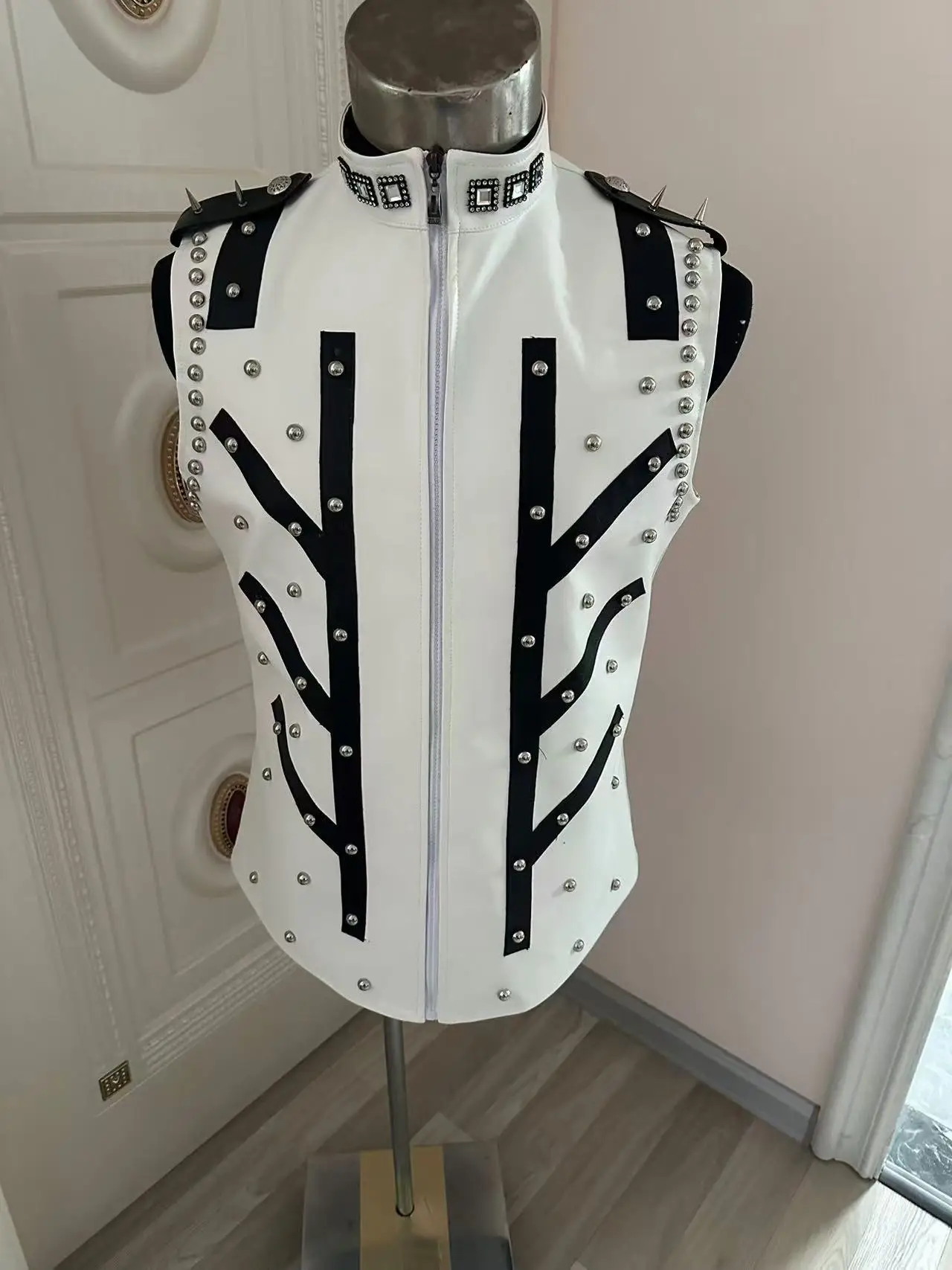 手作りメンズホワイトリベットパッチワークレザーベストパーティーショークラブステージパフォーマンス衣装ナイトクラブ男性歌手DJ衣装