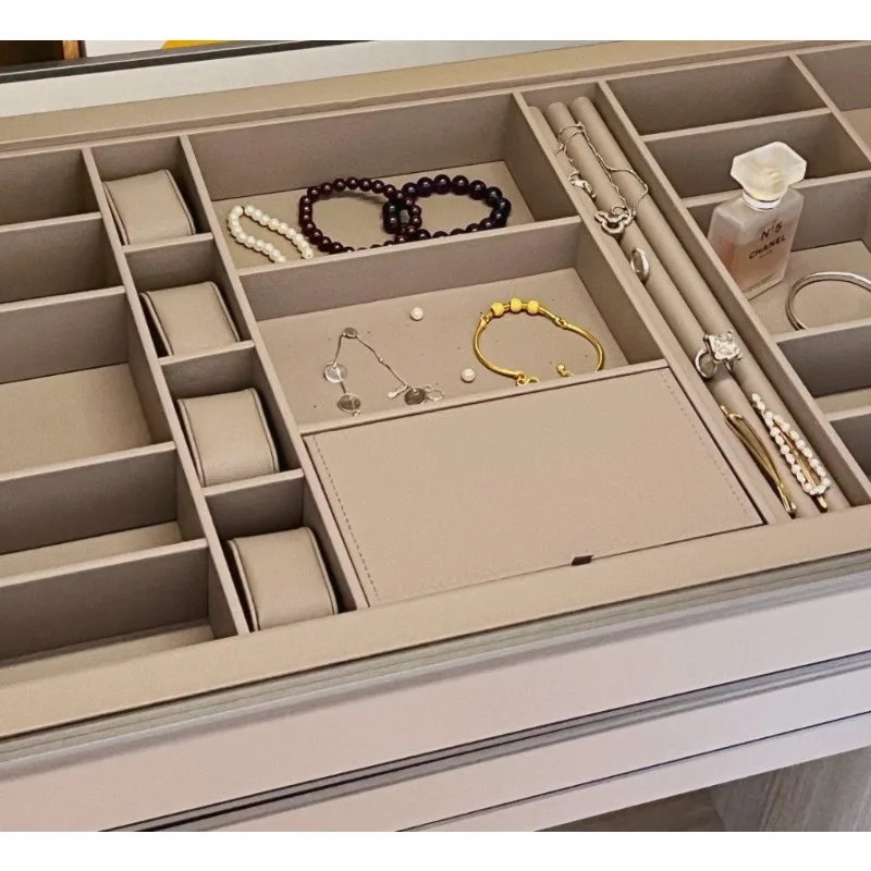 Built-in telescopic pants rack, cloakroom, pull-out hardware accessories, leather underwear box.