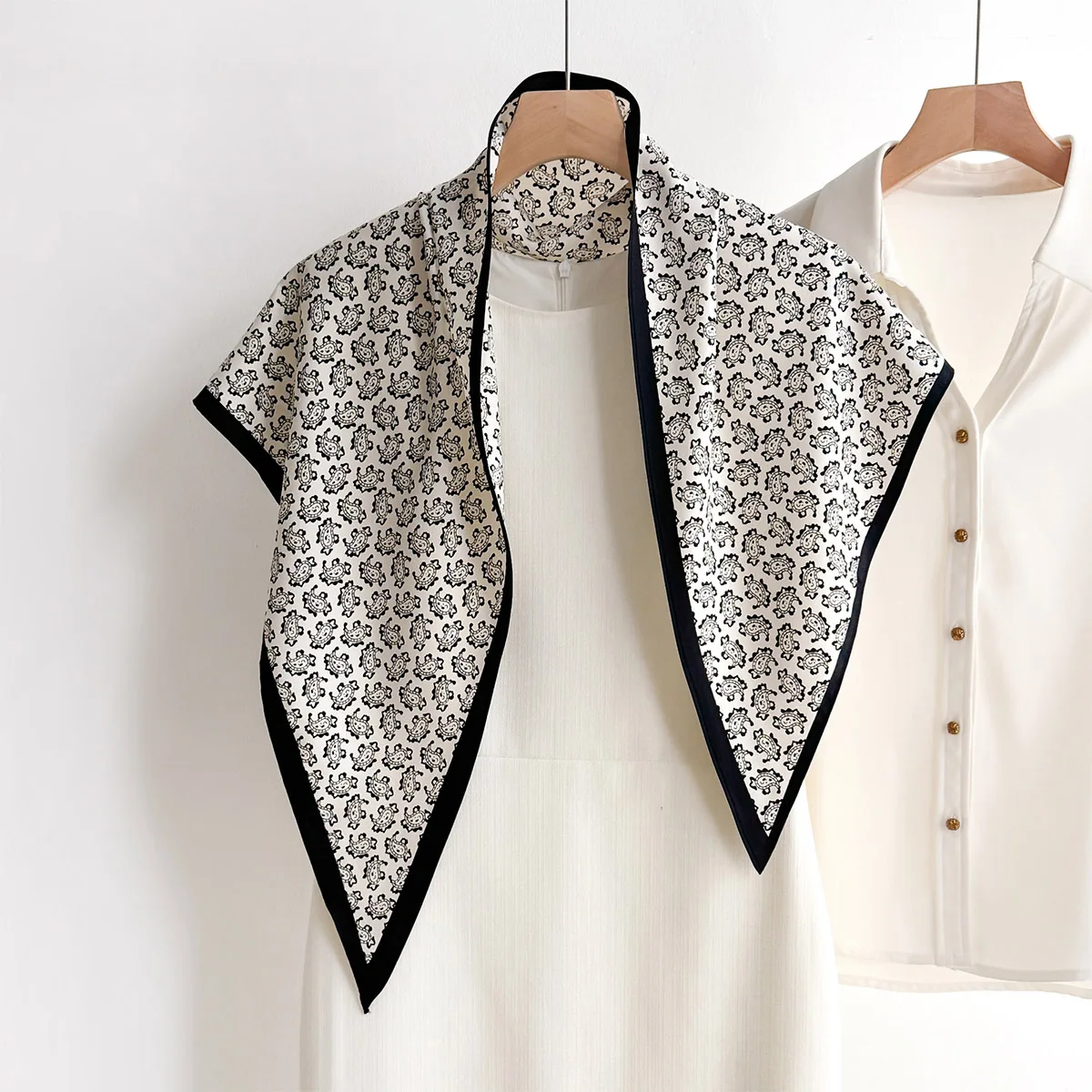 Quadratischer Schal mit Paisley-Print für Damen, weicher Schal aus imitiertem Seidenstoff, Bandanas, luxuriöser Hijab, Halstuch, eleganter Schal