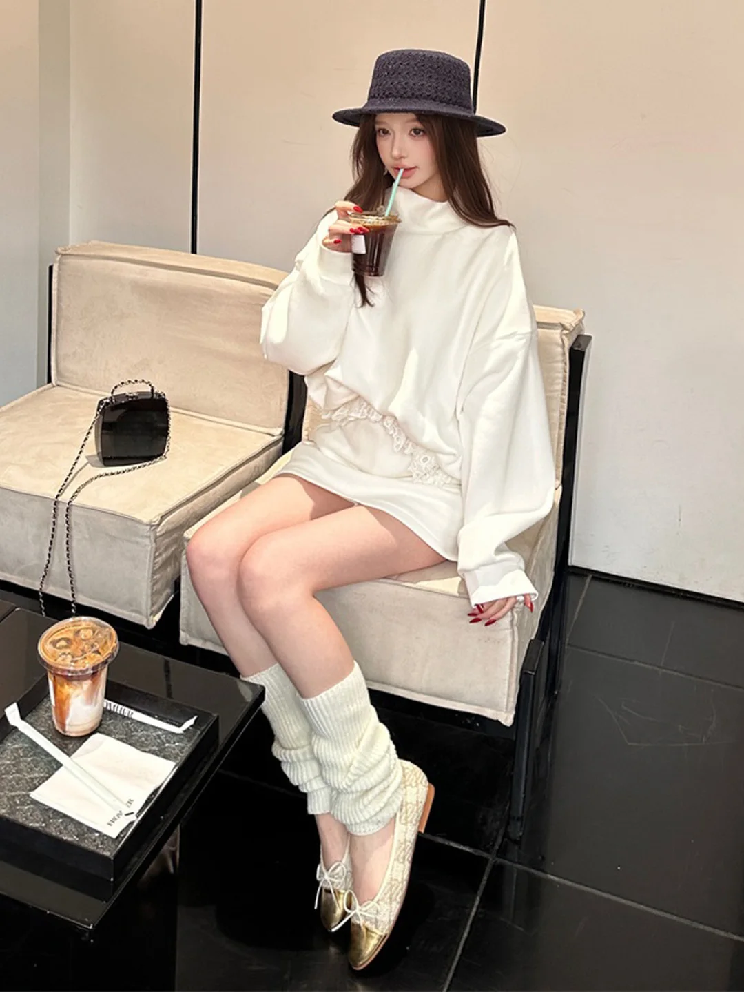 

Мягкий флисовый комплект из свитшота и юбки: милый зимний наряд во французском стиле, удобная юбка с завышенной талией