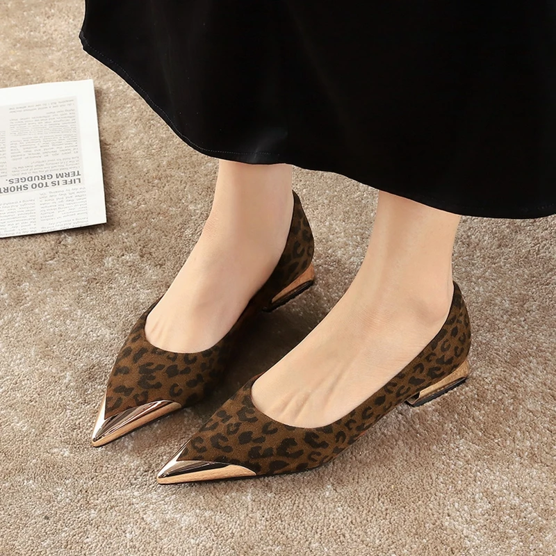 

Women's new European and American Spring and Autumn metal pointed leopard print low heel comfortable fashion retro fashion shoes