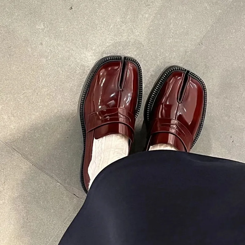 Women's Tabi Shoes 2026 Split Toe Flats British Style Leather Shoes Women Fashion Marry Janes Pig Hoof Shoes Woman Loafers view 6