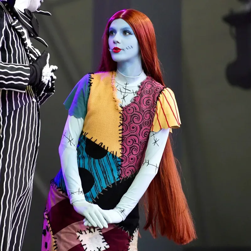 سالي من الكابوس قبل عيد الميلاد مع شعر مستعار طويل مستقيم أحمر على طراز الرسوم المتحركة في المنتصف