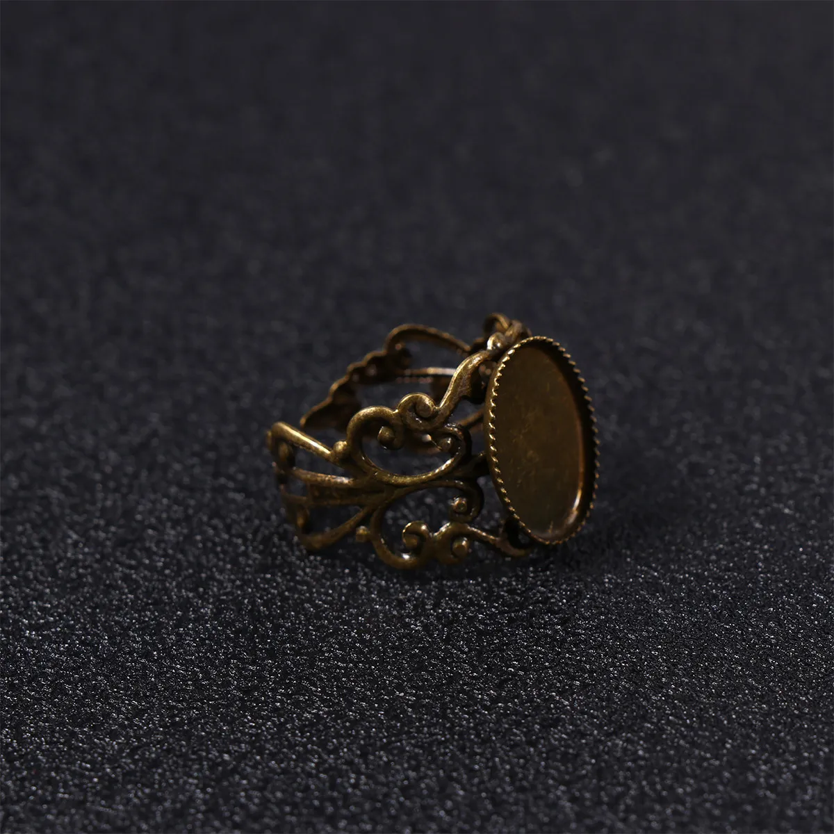 10Pcs Retro Flower Shape Ring Support Tray Copper Jewelry Holder Tray 18x14mm Desktop Display Metal Ring Stand for Home Store