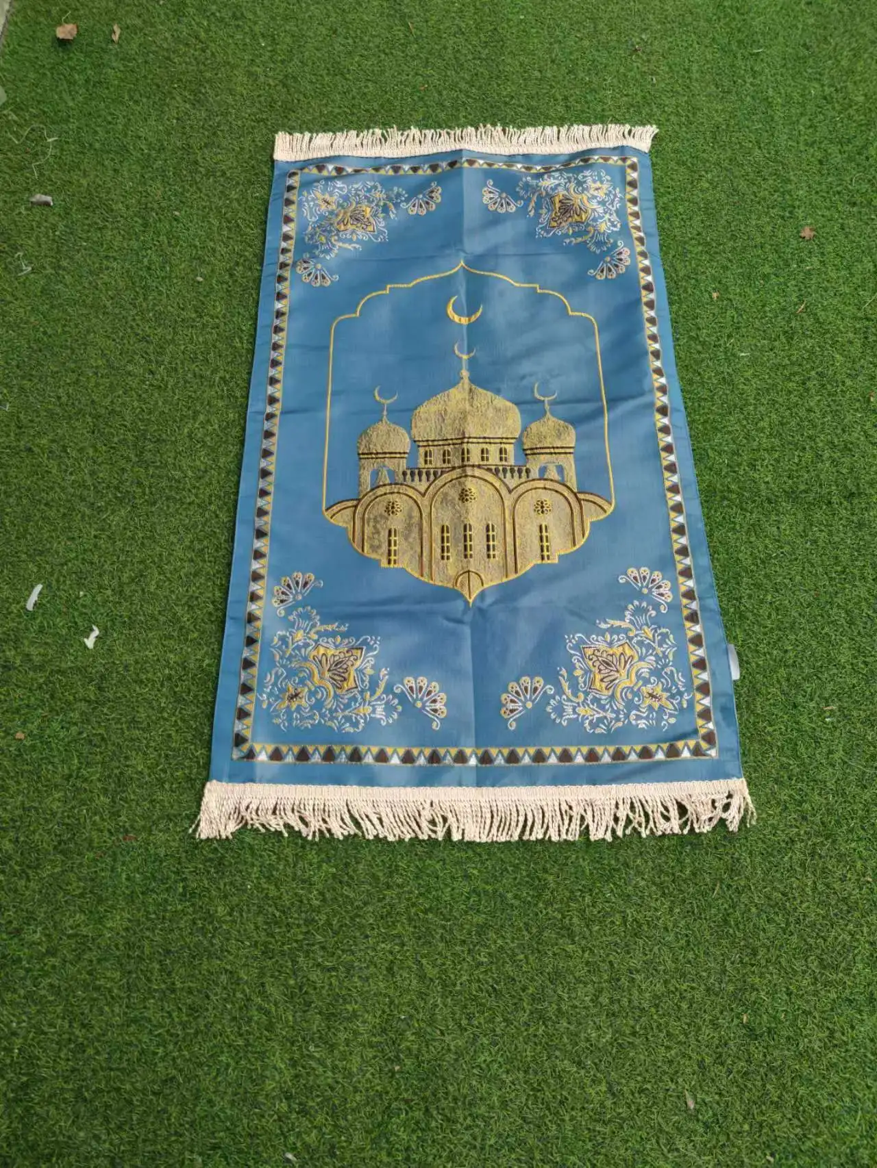 Traditional Islamic Mosque Design Embroidered Prayer Rug for Muslim Worship