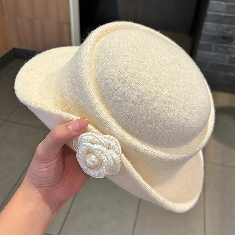 Irregularly Curled Brim Vintage Elegant Hat with Side Camellia and Pearl Flower Embellishments, Autumn and Winter Elegant Party Cloche Hat